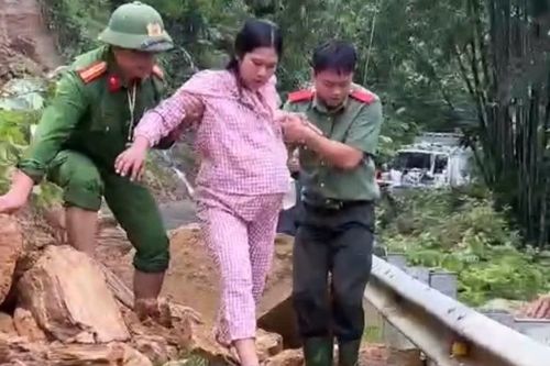 Công an vượt điểm sạt lở, đưa người bệnh, sản phụ đi cấp cứu