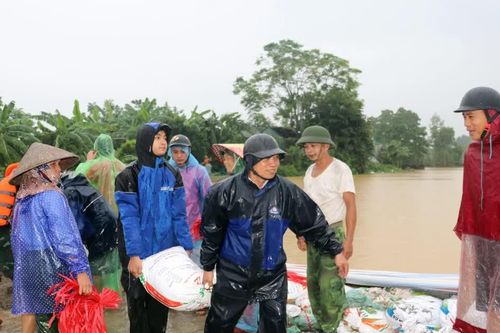Hàng chục hộ dân Hà Nội phải sơ tán do mưa lũ, nước sông dâng cao