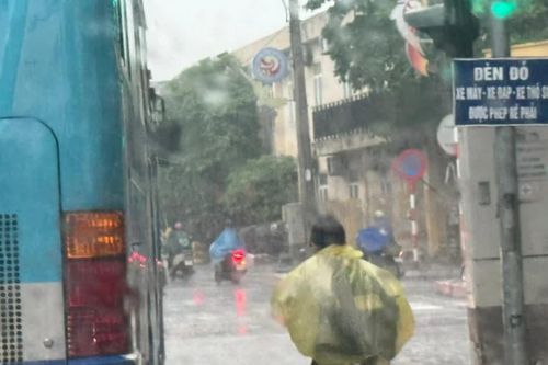 Một số trường học tại Hà Nội thông báo phụ huynh đón con đầu giờ chiều