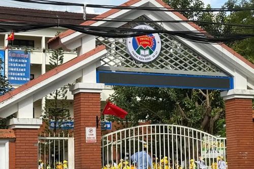Cơ quan chức năng cưỡng chế thi hành án ngay cổng trường khiến học sinh phải nghỉ học