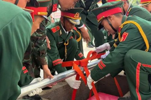 Trang trọng lễ an táng 17 liệt sĩ chung một ngôi mộ ở Đà Nẵng