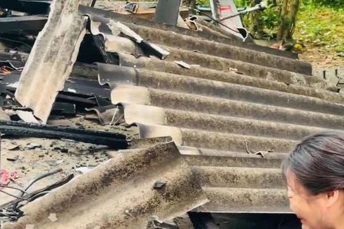 TIN NHANH: Mẹ đơn thân ngồi khóc bên ngôi nhà bị lửa thiêu rụi
