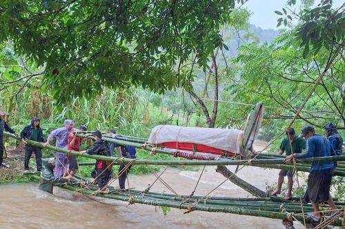 Đường ra nghĩa trang ngập sâu, 40 người dựng cầu tre khiêng linh cữu vượt dòng lũ