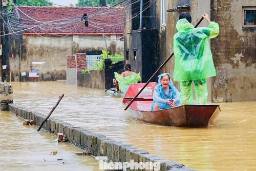Nước dâng ngang người, người dân vùng ven Hà Nội dùng thuyền đi lại