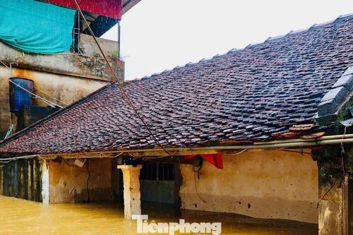 Hà Nội: Ngập gần tới mái nhà, người dân tất tả chạy lũ