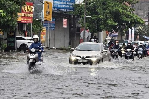 Hà Nội sáng 17/9: Người dân chật vật đi làm, nhiều trường cho học sinh nghỉ vì ngập