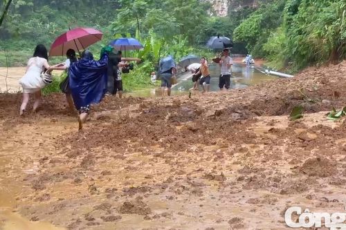 Bùn đất tràn vào nhà dân, nhiều tuyến đường ở Quan Sơn ách tắc
