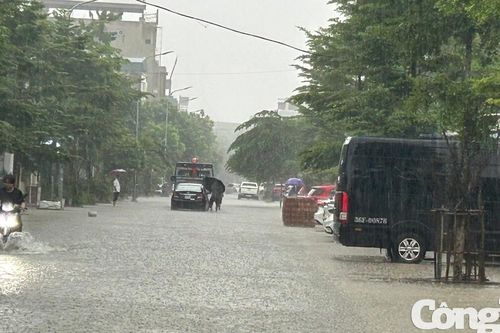 Loạt xe ô tô chết máy do các tuyến đường ở Thanh Hóa ngập sâu