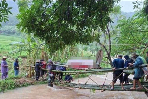 Dựng cầu tre tạm đưa quan tài qua dòng lũ dữ