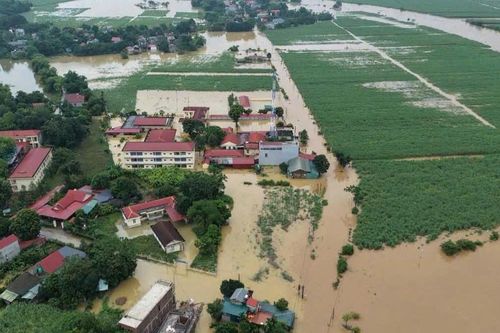 Thanh Hóa: Sơ tán gần 1.700 người dân, hoãn họp để chống lũ