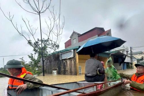 Người dân Kim Tân vật lộn chống lũ