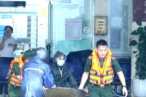 Nước lũ vây Trung tâm Y tế Hoàng Mai, Công an dùng thuyền hỗ trợ bệnh nhân