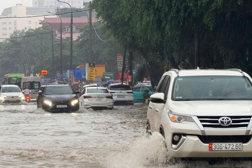 Hà Nội còn 19 điểm ngập, nhiều trạm bơm hoạt động liên tục