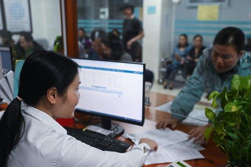 Cán bộ xã nhận trợ cấp tinh giản biên chế có được làm việc tiếp trong khu vực công?