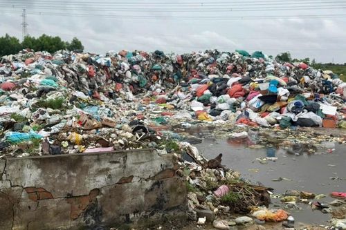 Cảnh tượng hàng trăm tấn rác ùn ứ, hợp tác xã phải đào hố chứa tạm