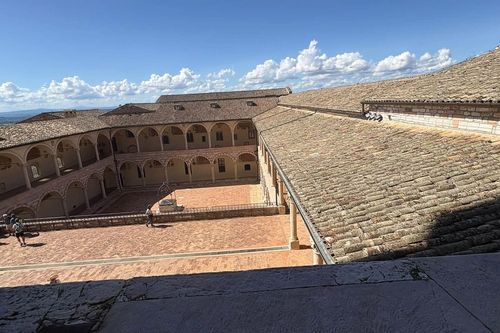 Kỳ lạ ở Italy: Hai nhà thờ xếp tầng lên nhau, dưới cùng là mộ vị thánh