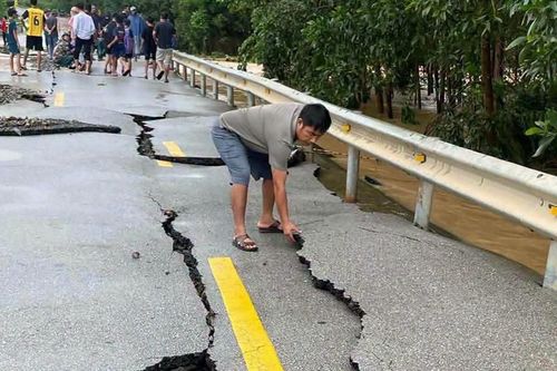 Hình ảnh quốc lộ qua Nghệ An nứt toác khi nước lũ rút