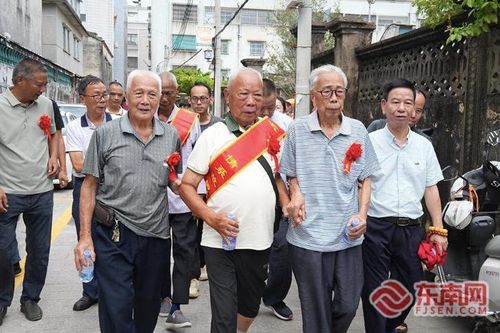 Cụ ông tìm người thân hơn 60 năm, đoàn tụ với 4 anh em ruột khi ngoài 80 tuổi