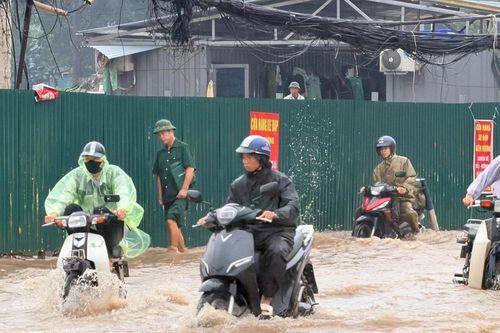 Hà Nội mưa trắng trời, nhiều tuyến phố ngập sâu