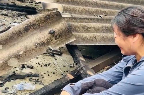 Mẹ đơn thân ngồi khóc ngậm ngùi bên ngôi nhà bị lửa thiêu rụi