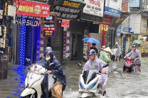 Xe máy 'tắc thở' khi đi vào đường ngập nước, làm gì để tránh tiền mất tật mang?