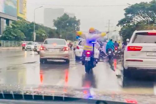CSGT Hà Nội mở đường đưa người đàn ông đi cấp cứu giữa lúc mưa lớn