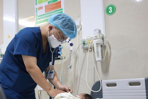 Bé trai 1 tháng tuổi sùi bọt mép sau vài phút người thân nhỏ nhầm 5 giọt axit