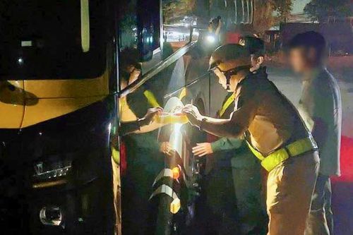 Uống rượu bia vẫn lái xe đi đổ dầu vì sợ giá tăng, nam tài xế bị niêm phong ô tô