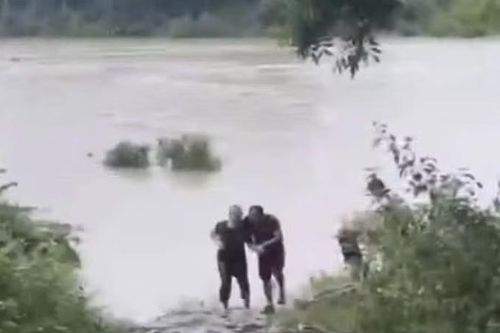 Người đàn ông chạy xe máy đón đầu, lao xuống sông cứu cụ bà bị lũ cuốn