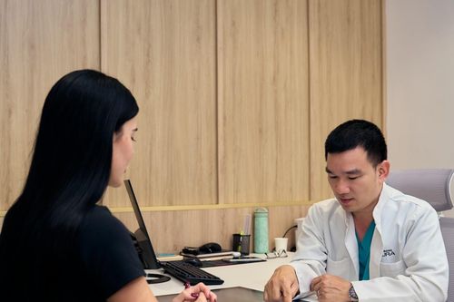 Bận chăm con, lo cha mẹ, nhiều người bỏ quên sức khỏe bản thân