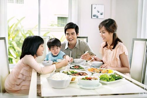 Mâm cơm gia đình thời hiện đại: Giữ lễ nghĩa, bỏ áp đặt