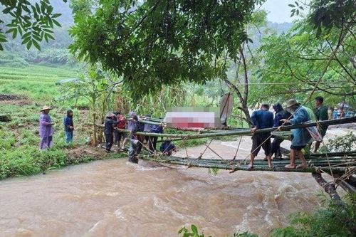 40 người dựng cầu tre giữa mưa lũ để đưa tang