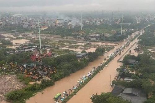 Hà Nội tạm cấm phương tiện và phân luồng giao thông qua các điểm ngập sâu do mưa lớn