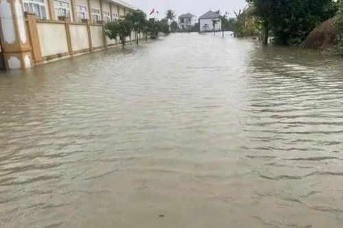 Mưa lũ bủa vây Nghệ An, học sinh không thể tới trường, bệnh nhân gian nan vào viện