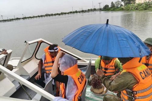 Cảnh sát Thanh Hóa dùng xuồng máy đưa hài cốt vượt vùng ngập về nhà