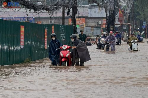 Mưa lớn suốt đêm, nhiều tuyến phố Hà Nội ngập sâu