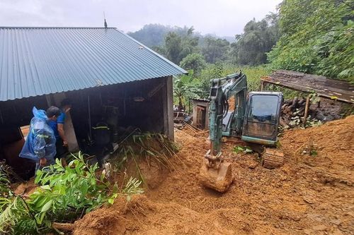 Kiểm sát khám nghiệm hiện trường vụ sạt lở khiến 3 người tử vong ở Phú Thọ