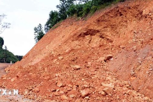 Quảng Trị: Tuyến đường 100 tỷ đồng vừa bàn giao đã hư hỏng nặng sau mưa lũ