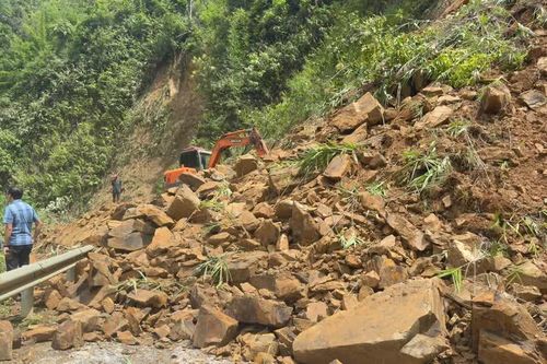 Mưa lớn khiến nhiều tuyến đường địa phương bị ngập nước, sạt lở