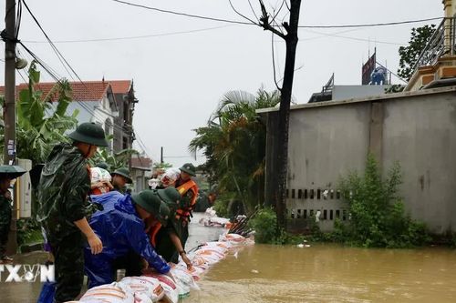 Lực lượng bộ đội hỗ trợ đắp đê bao ngăn nước khu dân cư ven sông Bùi