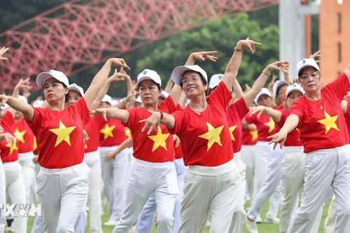 2.000 người cao tuổi đồng diễn dân vũ, xác lập Kỷ lục Việt Nam