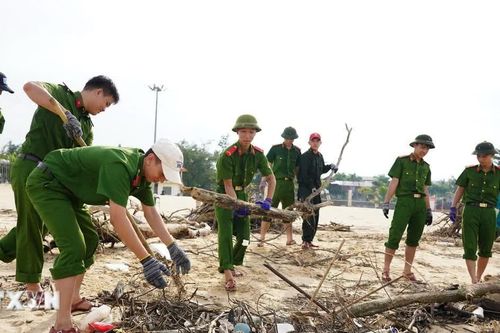Khẩn trương thu dọn, làm sạch bãi biển Nhật Lệ sau mưa lũ