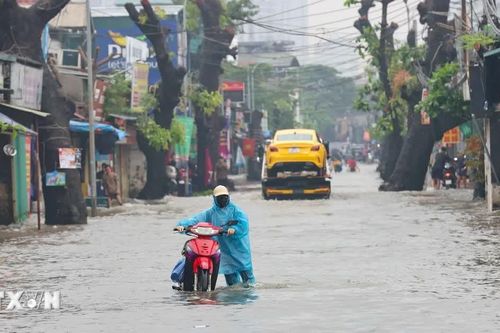 Hà Nội: Người dân phường Tây Mỗ vất vả di chuyển trong vùng ngập