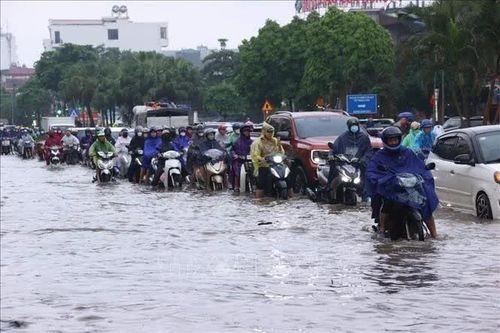 Hà Nội: Mưa lớn khiến nhiều tuyến phố ngập úng, giao thông ùn tắc