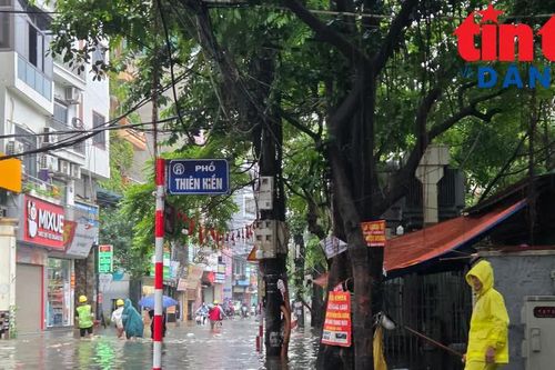 Hà Nội: Nhiều tuyến phố ngập sâu sau một đêm mưa lớn