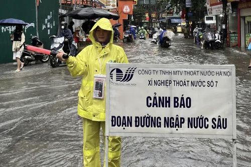 Hà Nội huy động toàn bộ lực lượng chống ngập sau mưa lớn