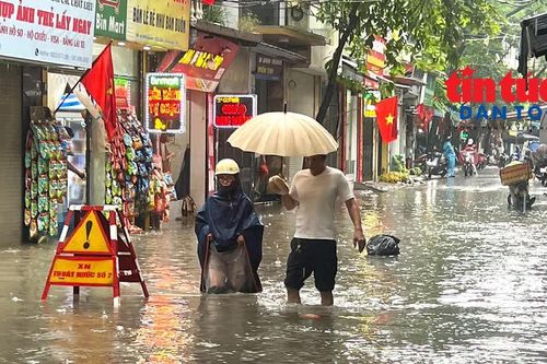 Hà Nội ngập úng, người dân bì bõm lội nước, nhiều xe chết máy