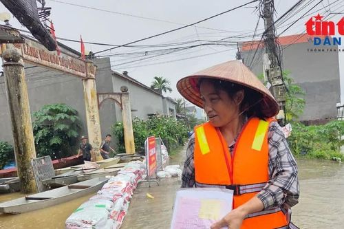 Nước sông Bùi dâng, người dân ngoại thành Hà Nội vật lộn trong vùng ngập
