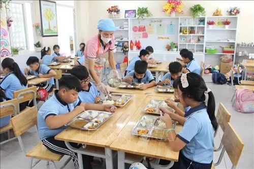 Giám sát chặt chẽ quy trình tiếp nhận, kiểm soát thực phẩm của bữa ăn bán trú