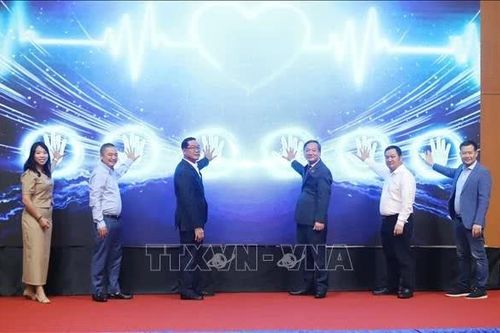 Việt Nam chuyển giao kỹ thuật điện quang can thiệp cho Lào
